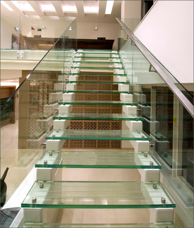 מעקה ומדרגות זכוכית 3